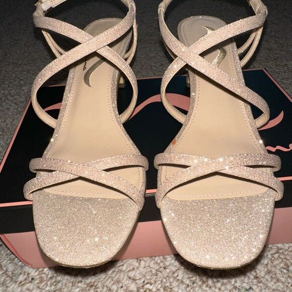 Womens Nina Gold Glittery‎ Strappy Heels
Size 8.5w - Picture 3 of 5